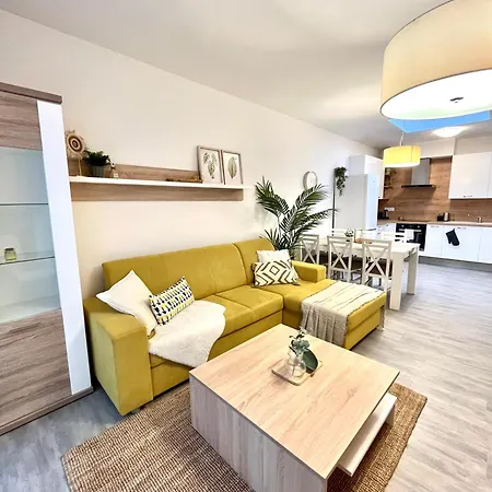 The Elite Downtown 2- Bedroom Ac & Garage Parking 布拉迪斯拉发