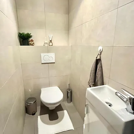 The Elite Downtown 2- Bedroom Ac & Garage Parking * 布拉迪斯拉发