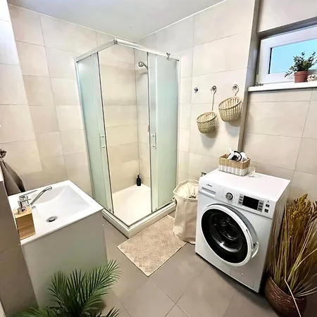 The Elite Downtown 2- Bedroom Ac & Garage Parking Lägenhet