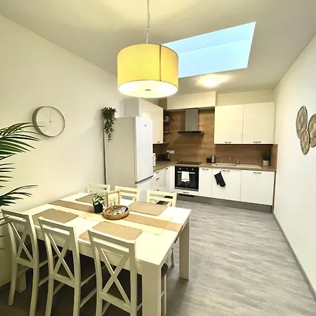 The Elite Downtown 2- Bedroom Ac & Garage Parking 公寓 布拉迪斯拉发