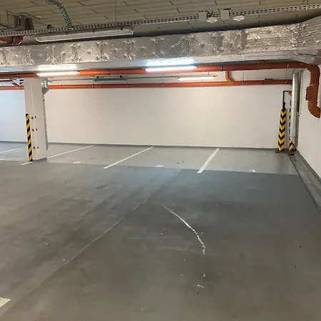 The Elite Downtown 2- Bedroom Ac & Garage Parking Pozsony