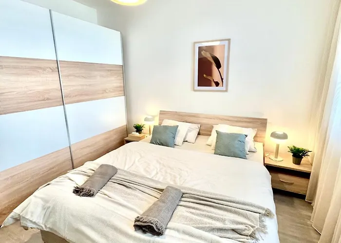 The Elite Downtown 2- Bedroom Ac & Garage Parking アパート