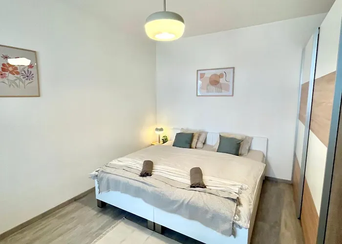 The Elite Downtown 2- Bedroom Ac & Garage Parking アパート ブラチスラヴァ