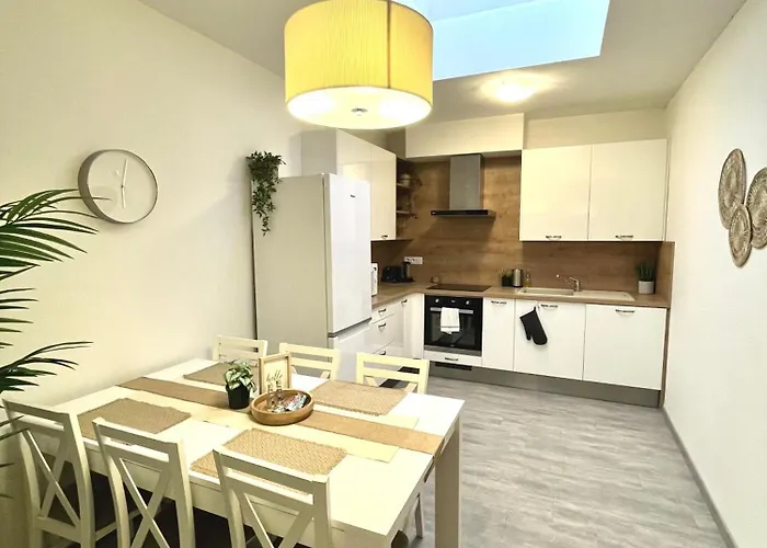 The Elite Downtown 2- Bedroom Ac & Garage Parking Apartamento Bratislava