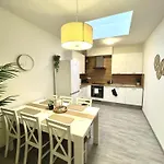 The Elite Downtown 2- Bedroom Ac & Garage Parking アパート ブラチスラヴァ