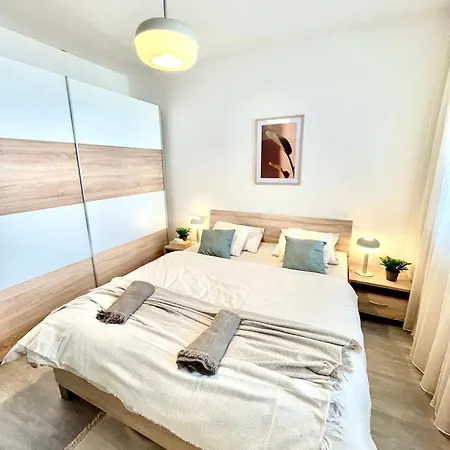 The Elite Downtown 2- Bedroom Ac & Garage Parking Apartment