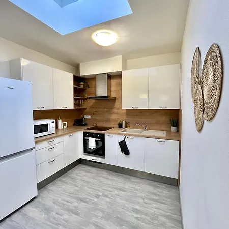 The Elite Downtown 2- Bedroom Ac & Garage Parking * Bratislava