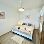 The Elite Downtown 2- Bedroom Ac & Garage Parking Daire Bratislava