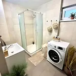 The Elite Downtown 2- Bedroom Ac & Garage Parking Daire