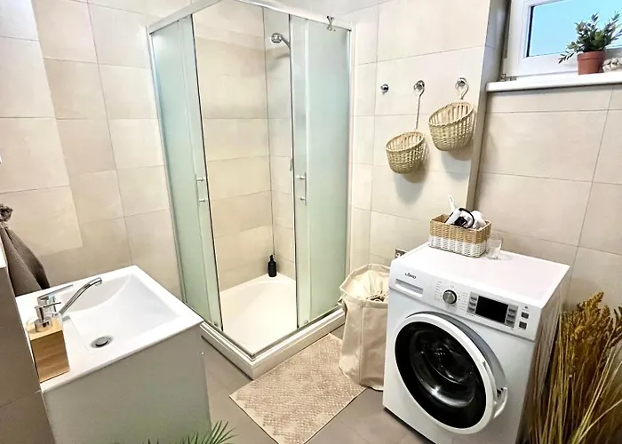 The Elite Downtown 2- Bedroom Ac & Garage Parking Appartement